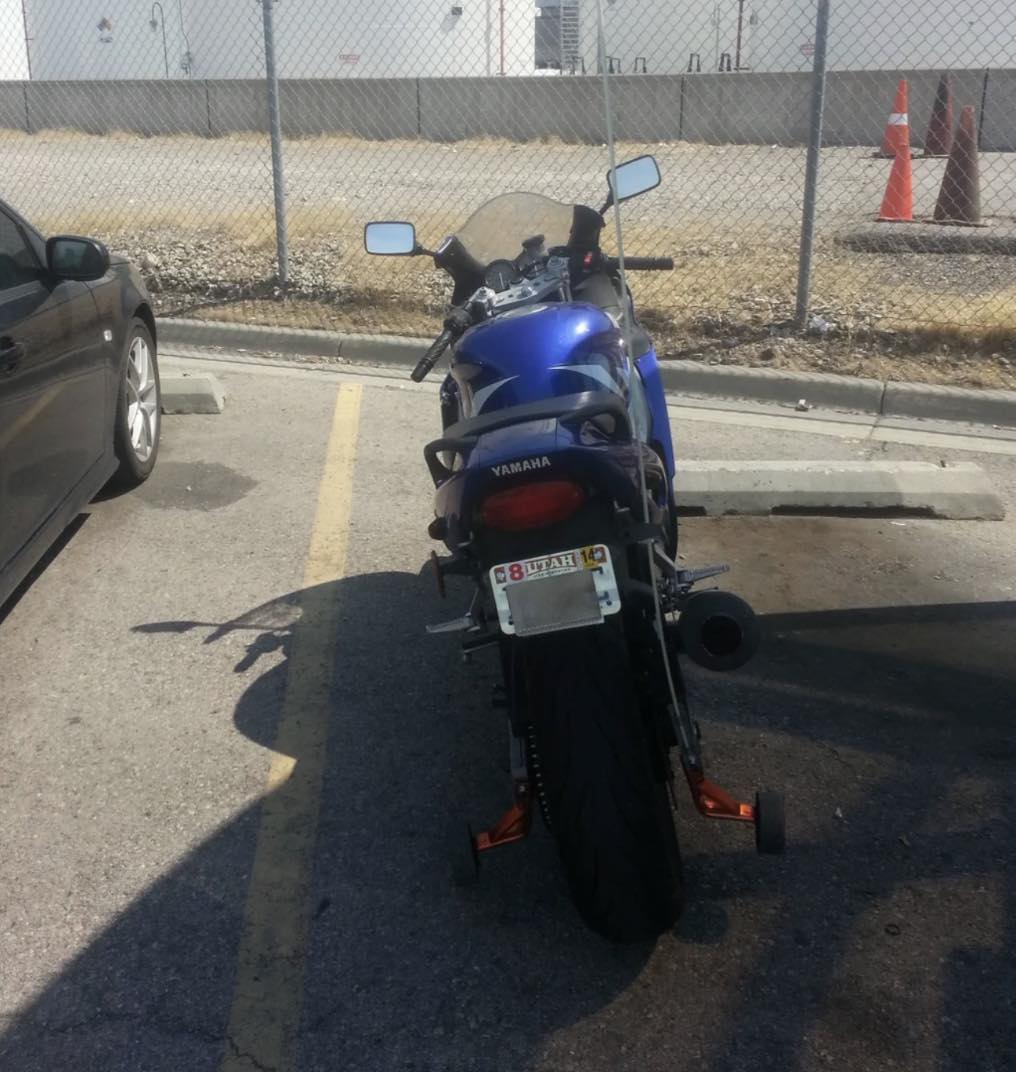 I was just walking through the parking lot, not expecting anything wild, when this motorcycle stopped me in my tracks 😭.